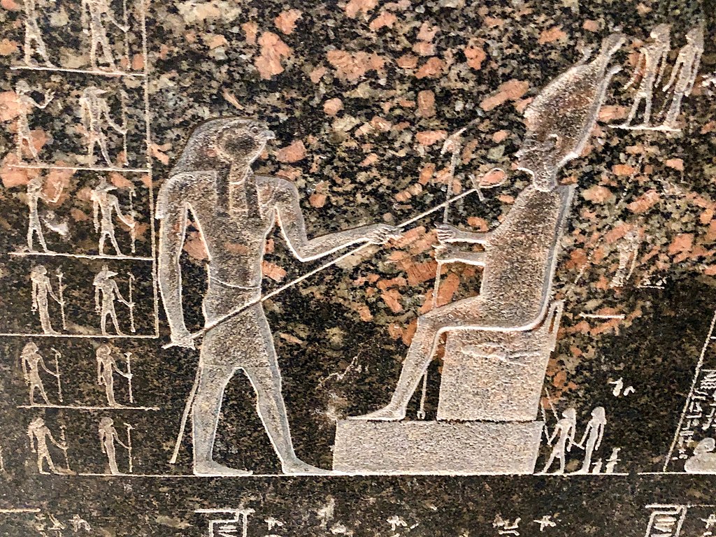 Detalle del bajorrelieve de un sarcófago que representa al dios Horus delante de Osiris. Museo de El Cairo, Egipto.