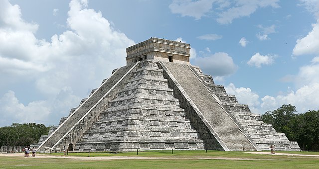 Los templos mayas más importantes se encontraban ubicados sobre grandes plataformas piramidales. En esta imagen se puede observar el templo de Kukulkán de la ciudad de Chichen Itzá situado sobre una plataforma de nueve escalones.
