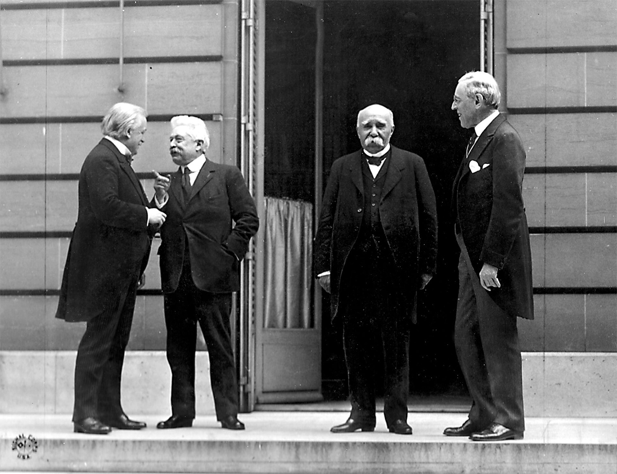 David Lloyd George, Vittorio Orlando, Georges Clemenceau y Woodrow Wilson, representantes de los países vencedores en la Primera Guerra Mundial, durante un descanso en las negociaciones de la Conferencia de París.