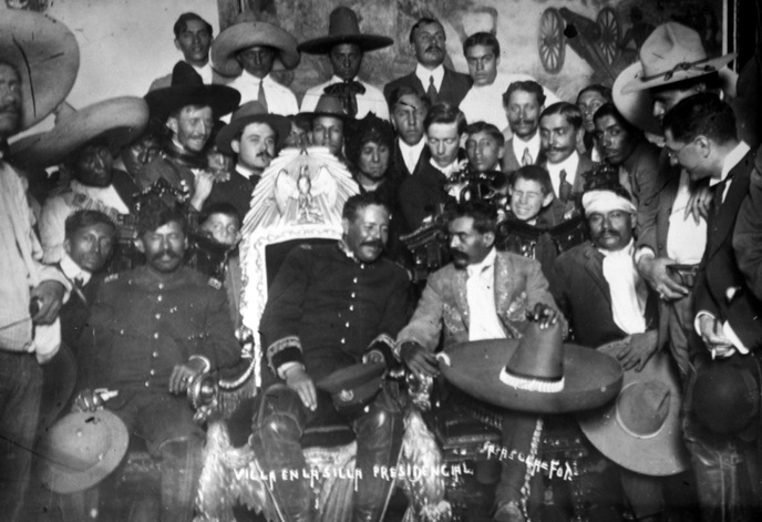 Zapata junto a Pancho Villa, sentado en el sillón presidencial, el 4 de diciembre de 1914.