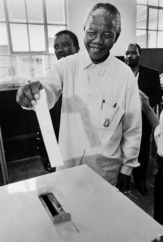 Mandela ejerciendo su derecho a voto en las elecciones generales de 1994. Fotografía de Paul Weinberg.