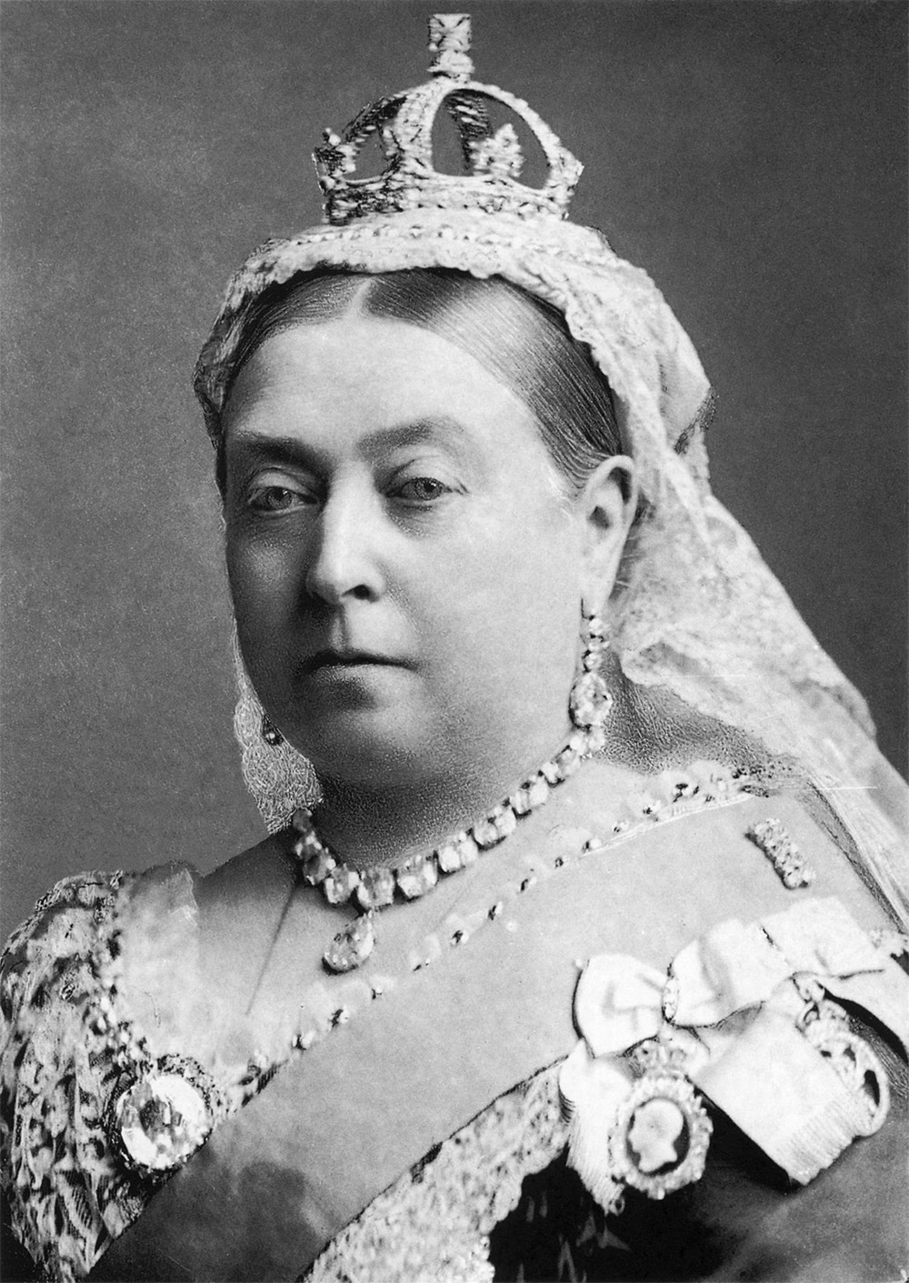 La reina Victoria I en 1882, fotografía de Alexander Bassano.