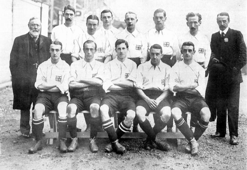 La selección amateur inglesa de fútbol, ganadora del torneo disputado durante los Juegos Olímpicos de 1908, en Londres.