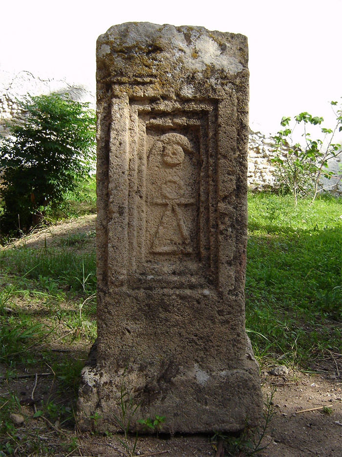 Estela de piedra en el tofet (cementerio) de Cartago que representa el símbolo de la diosa Tanit.