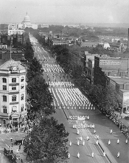 Manifestación callejera llevada adelante por el KKK en la avenida Pennsylvania, en Washington D. C., en 1928, ante la total inacción policial y gubernamental.