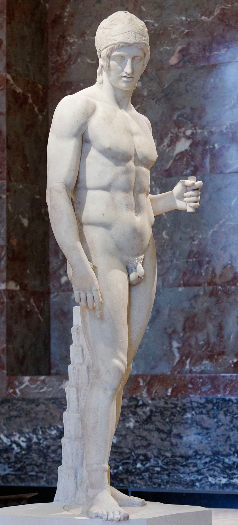 Ares Borghese, estatua romana de mármol de la época imperial (siglo I o II d.C.). Se identifica como Ares por el casco y por el anillo en el tobillo que le regaló su amante Afrodita.