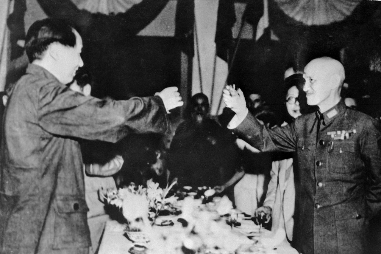 Mao Zedong y Chiang Kai-shek brindando en 1945 para festejar la derrota japonesa. Las negociaciones que mantuvieron hasta principios de 1946 para evitar la reanudación de la guerra civil fracasaron rotundamente.
