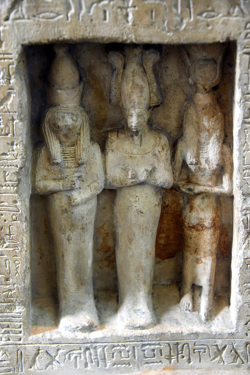 Relieve del siglo XIII a. C. que representa a Osiris acompañado por su esposa Isis a la izquierda y su hijo Horus a la derecha de la imagen. Museo Británico, Londres.