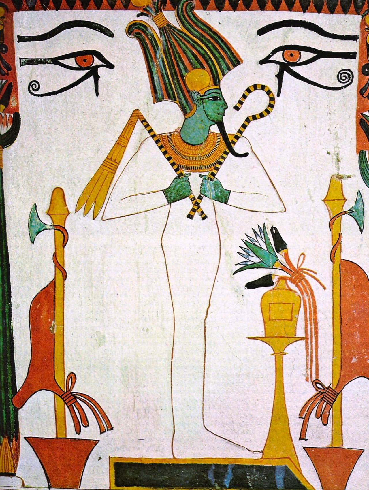 Osiris con sus atributos, representado de pie en la tumba del faraón Sennedyem.