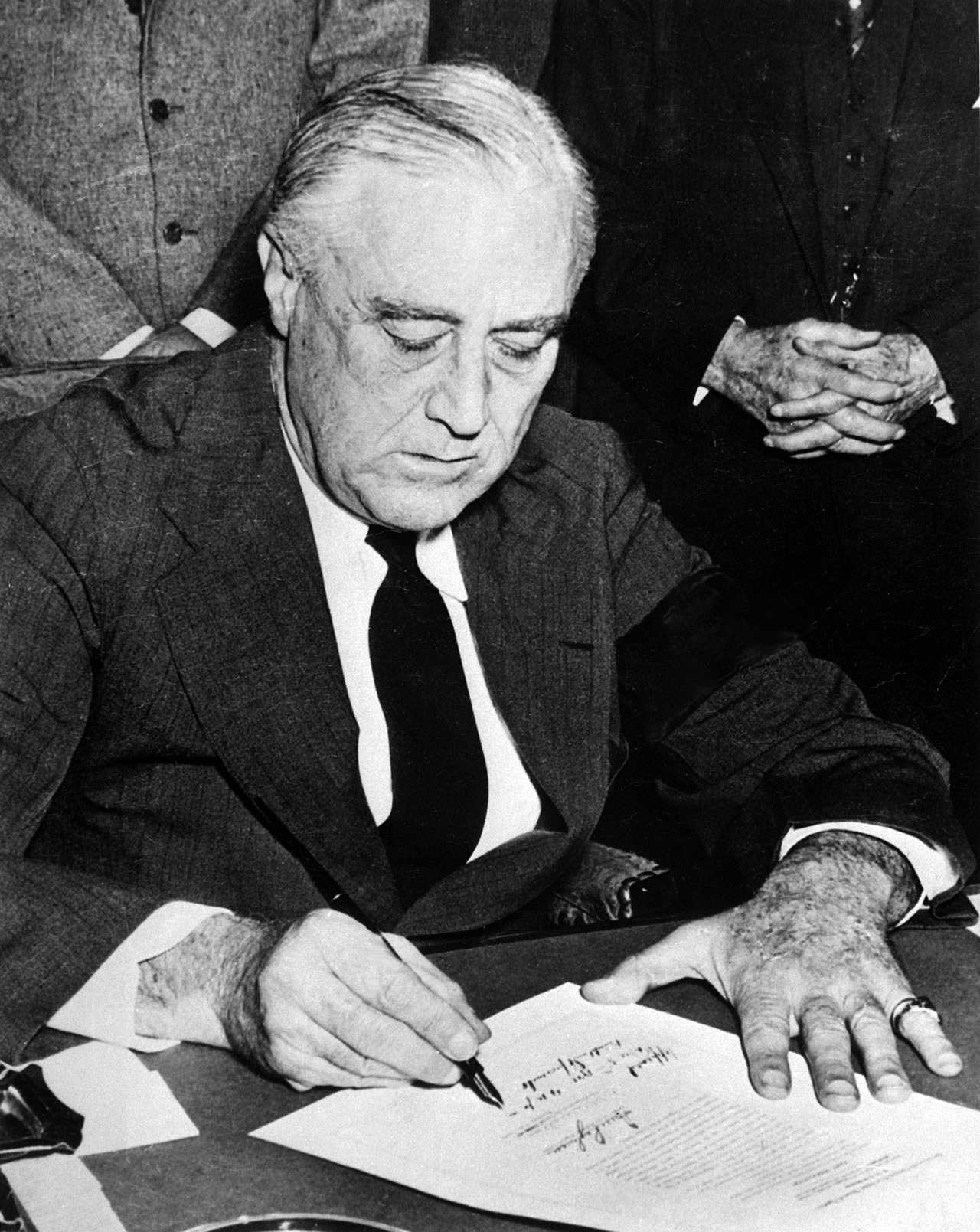 Roosevelt firma la declaración de guerra a Japón, el 8 de diciembre de 1941.