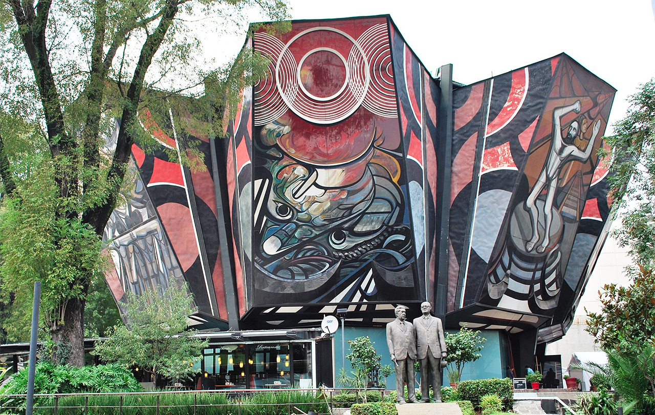 Vista externa del Polyforum Cultural Siqueiros, en la ciudad de México, con el mural La marcha de la humanidad de David Alfaro Siqueiros, inaugurado en 1971.