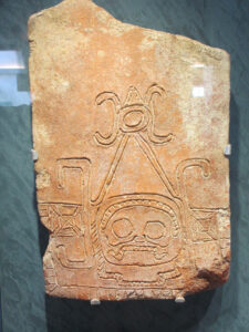 Ladrillo grabado con una representación de Ek Chuah, el dios del comercio. 