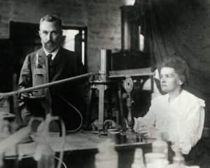 Marie y Pierre Curie en su laboratorio. 