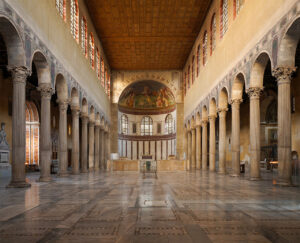 Interior de la basílica de Santa Sabina, en Roma. 