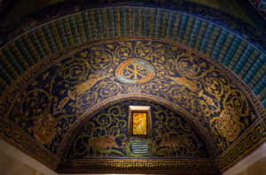 Decoración de mosaicos en el mausoleo de Gala Placidia en el que se puede observar el Crismón.