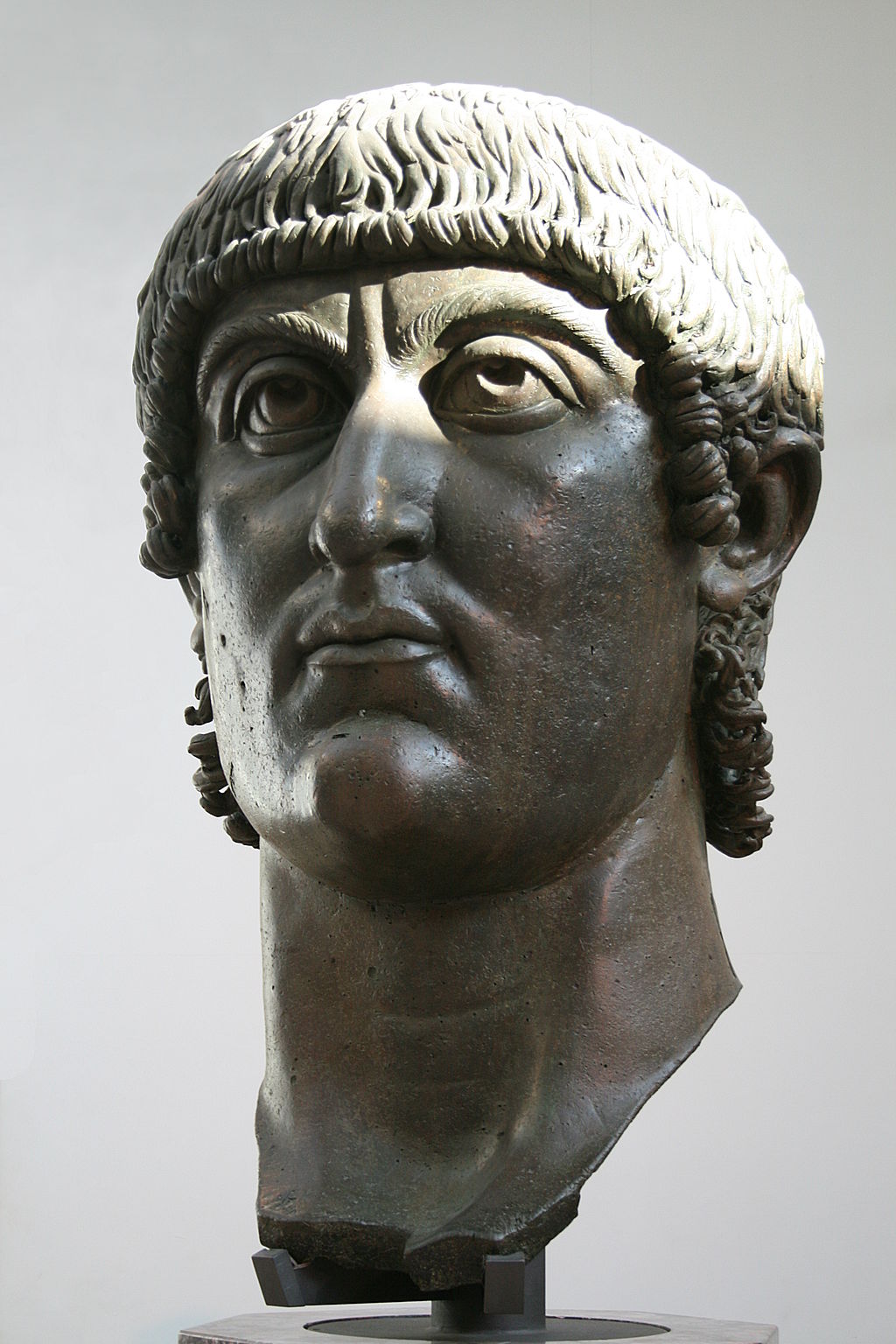 Cabeza de Constantino de bronce ubicada en los Museos Capitolinos de la ciudad de Roma.