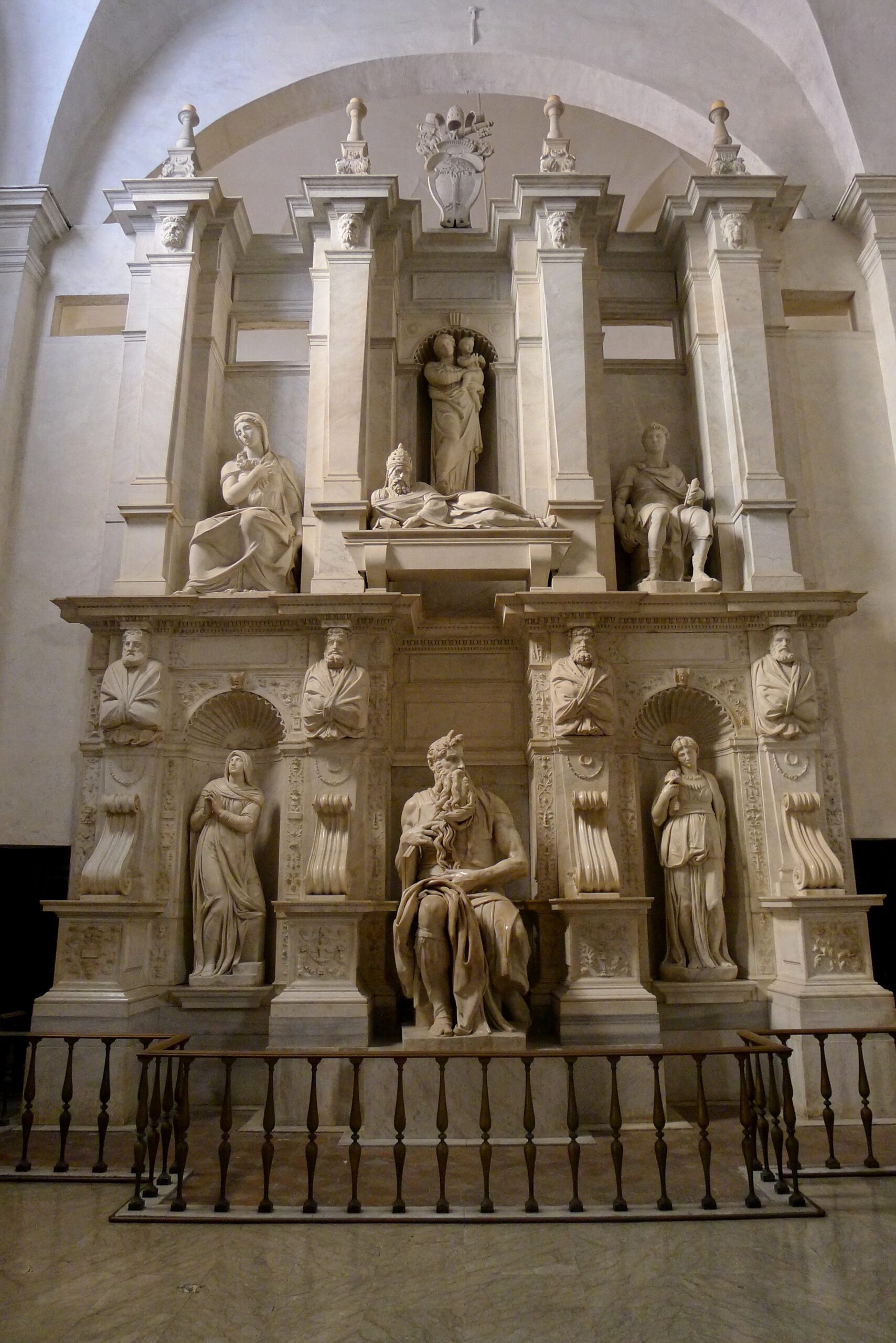 Tumba de Julio II, (Moisés, Lea y Raquel), 1505-1554, monumento en mármol, Basílica de San Pietro in Vincoli, Roma.